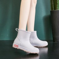 Стильные женские резиновые полуботинки фото